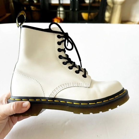 Doc Martens White Leather 11821 Boot 8 Eye AirWair Bouncing Soles Women’s Size 6 - Picture 2 of 15
